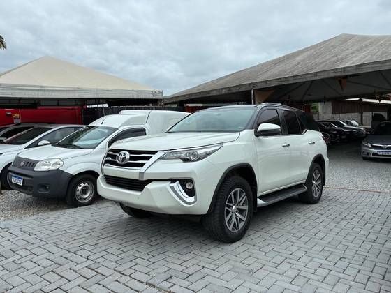 TOYOTA HILUX 2.8 SRX 4X4 CD 16V DIESEL 4P AUTOMÁTICO TOYOTA HILUX 2.8 SRX 4X4 CD 16V DIESEL 4P AUTOMÁTICO